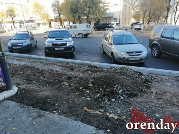 Проезжую часть на Туркестанской почти отремонтировали, а тротуары - нет