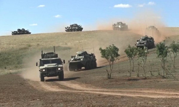 Проверка войск в ходе учений проходит на Донгузском полигоне