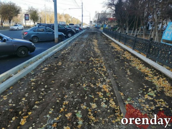 Проезжую часть на Туркестанской почти отремонтировали, а тротуары - нет