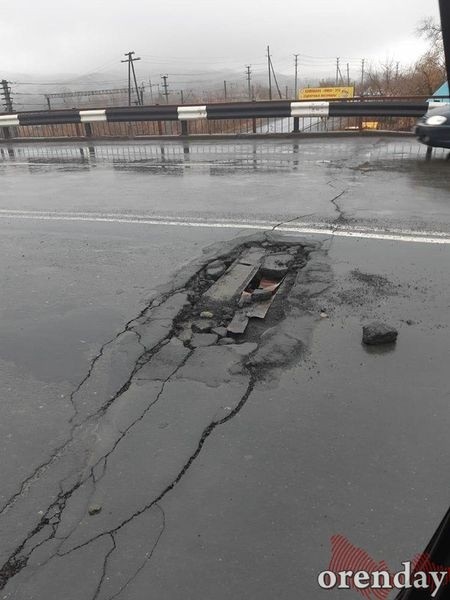 В Медногорске недавно отремонтированный мост снова покрылся огромными трещинами