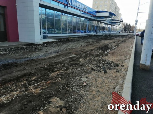 Проезжую часть на Туркестанской почти отремонтировали, а тротуары - нет