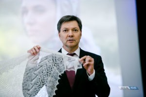 С печатью МКС: космонавт передал оренбургский пуховый платок на хранение в музей ИЗО