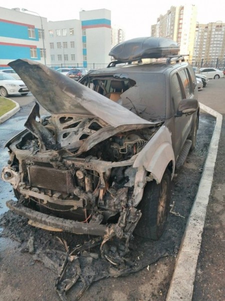 В Оренбурге на улице Карпова неизвестный поджег автомобиль