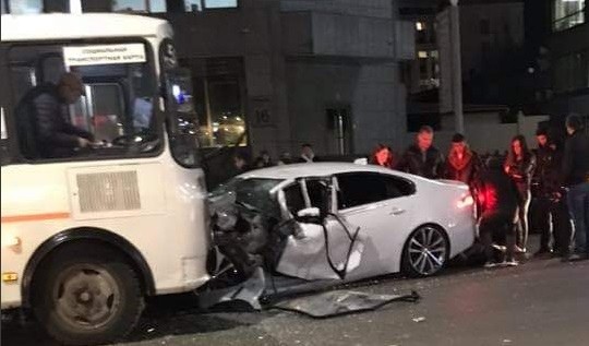 В Оренбурге праздничный день завершился серьезным&nbsp;столкновением автобуса ПАЗ и "Ягуара"