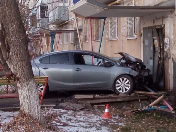 В Оренбурге KIA протаранила подъезд жилого дома