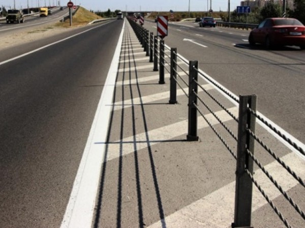 На Загородном шоссе монтируют тросовое ограждение