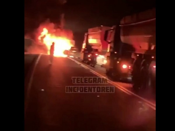 При ДТП на трассе в Оренбуржье загорелись два автомобиля