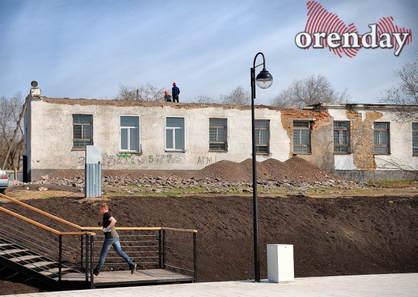 На оренбургской Набережной вместо аварийного здания появилась спортплощадка