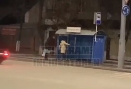 В Оренбурге неизвестный ломал ногами остановку