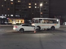 В Оренбурге праздничный день завершился серьезным&nbsp;столкновением автобуса ПАЗ и "Ягуара"