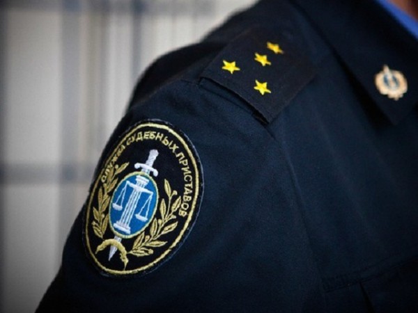 В Оренбурге должница по алиментам пряталась от приставов в разрушенном доме