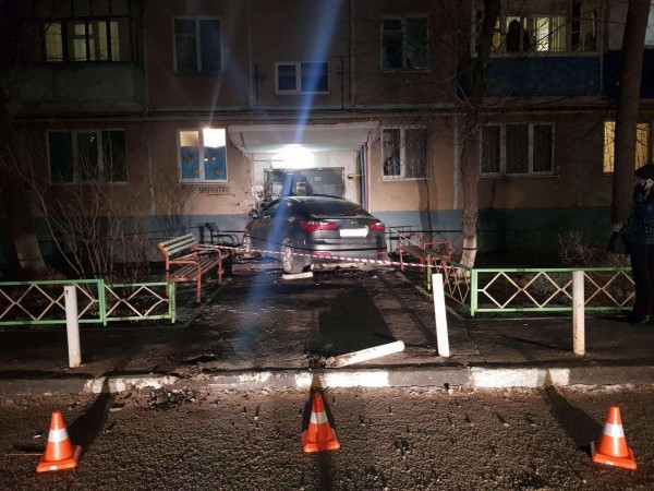 В Оренбурге въехавший в подъезд пятиэтажки водитель был сильно пьян