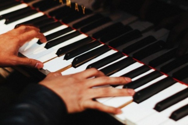 Радиология, КВН, кровавая баня, пианист и землетрясения. День в истории