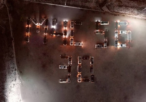 Оренбургский автоклуб поздравил МЧС с праздником инсталляцией из 50 машин