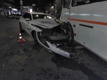 В Оренбурге праздничный день завершился серьезным&nbsp;столкновением автобуса ПАЗ и "Ягуара"
