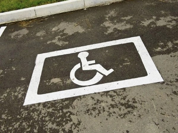 Оренбургские водители паркуются на местах для инвалидов