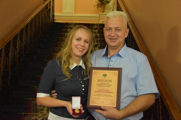 Оренбуржцам вручили муниципальные знаки &laquo;Медаль &laquo;Материнство&raquo; и &laquo;Отцовская Слава&raquo;