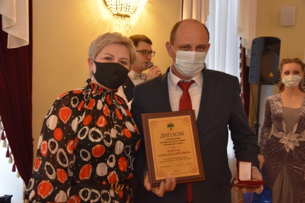 Оренбуржцам вручили муниципальные знаки &laquo;Медаль &laquo;Материнство&raquo; и &laquo;Отцовская Слава&raquo;