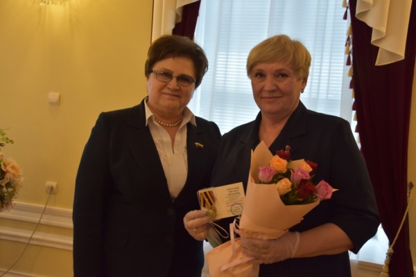 Оренбуржцам вручили муниципальные знаки &laquo;Медаль &laquo;Материнство&raquo; и &laquo;Отцовская Слава&raquo;