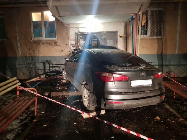 В Оренбурге въехавший в подъезд пятиэтажки водитель был сильно пьян