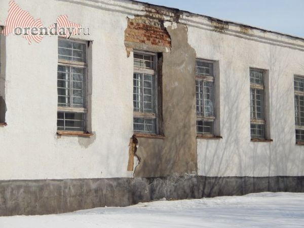 На оренбургской Набережной вместо аварийного здания появилась спортплощадка