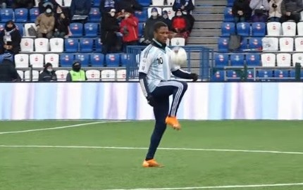 Игрок "Оренбурга" повторил легендарную разминку Диего Марадоны