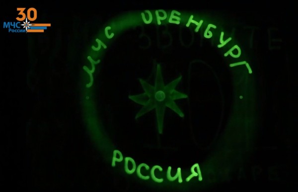 Оренбургская художница поздравила сотрудников МЧС с праздником световым шоу