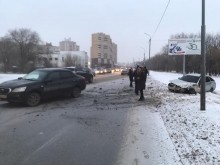 "Летняя" резина до добра не доводит: В Оренбурге столкнулись "ВАЗ" и "Датсун" "Летняя" резина до добра не доводит: В Оренбурге столкнулись "ВАЗ" и "Датсун"