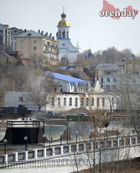 На оренбургской Набережной вместо аварийного здания появилась спортплощадка
