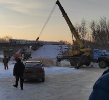 В Бузулуке из полыньи вытягивали грузовой автомобиль