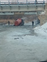 В Бузулуке из полыньи вытягивали грузовой автомобиль