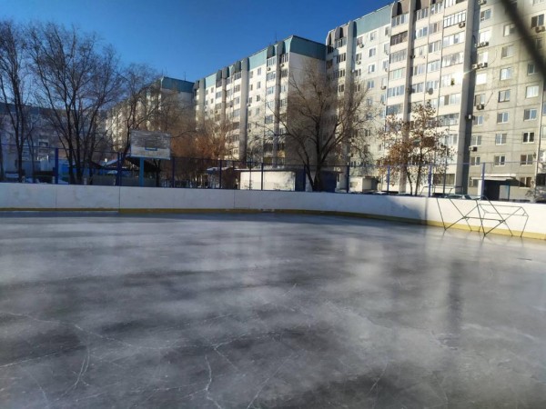 В Оренбурге заливают катки