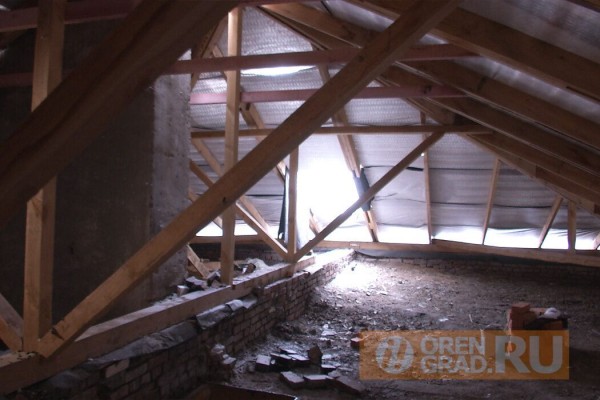 Обещанный прокурору Оренбурга и жителям ремонт крыши подрядчик так и не начал Обещанный прокурору Оренбурга и жителям ремонт крыши подрядчик так и не начал