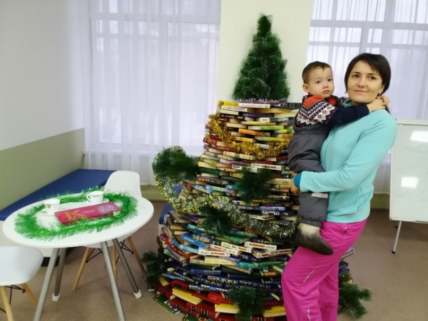 В Гае необычная елка из книг украсила одну из библиотек