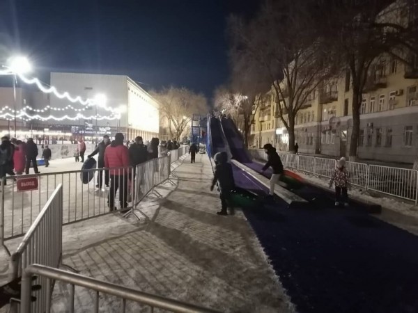 Катание на горке на новогодней площади имени Ленина в Оренбурге с 28 декабря будет бесплатным
