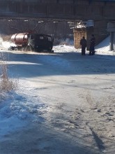 В Бузулуке из полыньи вытягивали грузовой автомобиль