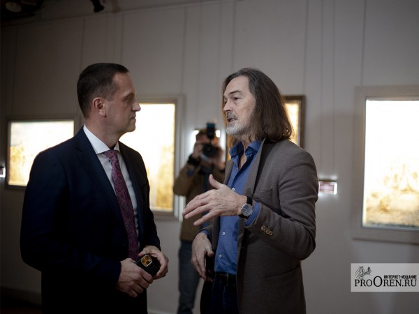 Художник Никас Сафронов открыл в Оренбурге свою первую выставку во время пандемии