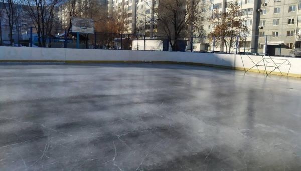 В Оренбурге начали заливать катки