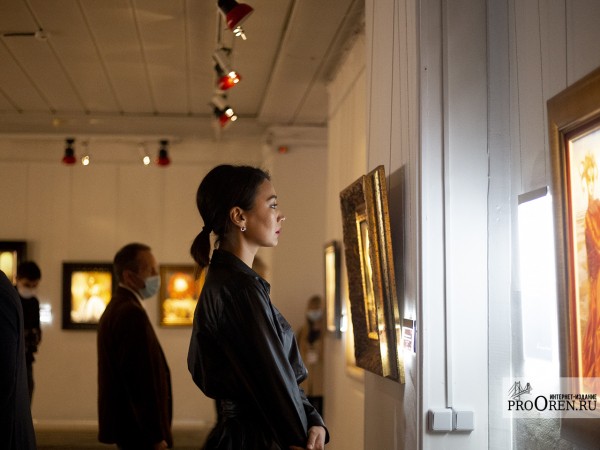 Художник Никас Сафронов открыл в Оренбурге свою первую выставку во время пандемии