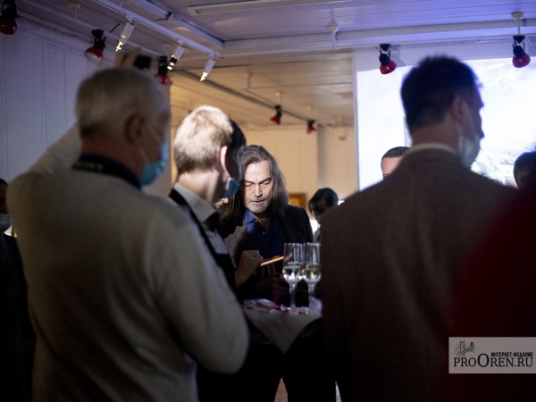 Художник Никас Сафронов открыл в Оренбурге свою первую выставку во время пандемии