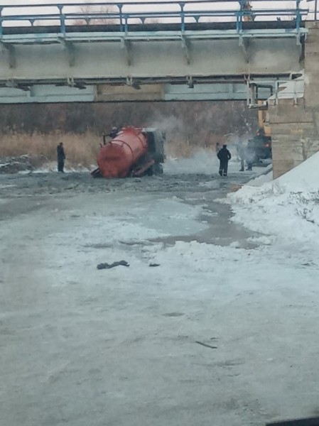 В Бузулуке из полыньи вытягивали грузовой автомобиль