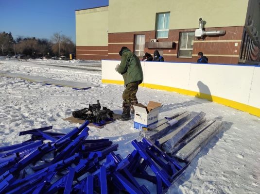 В Оренбурге начали заливать катки