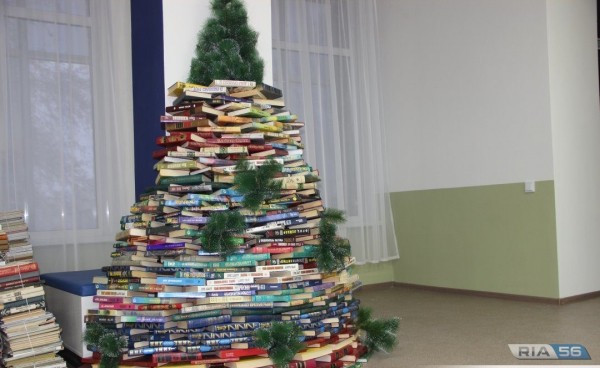 В Гае собрали новогоднюю елку из книг весом в 300 килограммов