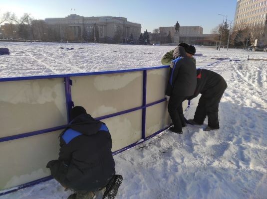 В Оренбурге начали заливать катки
