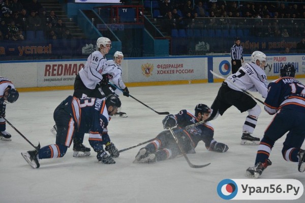 
ХК &laquo;Южный Урал&raquo; играет с челябинским клубом &laquo;Челмет&raquo;		
