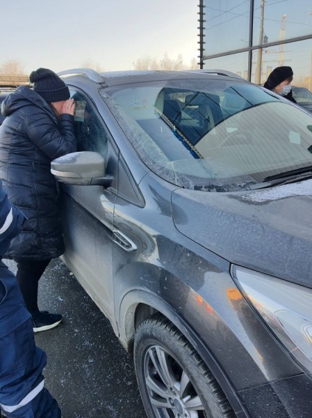 В Оренбурге двухлетний ребенок оказался запертым в автомобиле