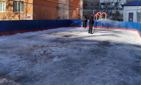 В Оренбурге начали заливать катки