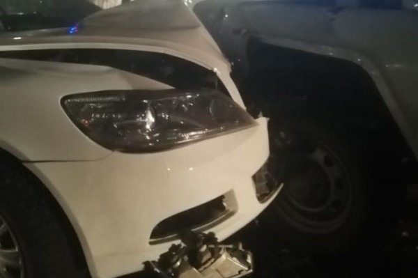 В Оренбурге на улице Новой иномарка протаранила УАЗ Росгвардии