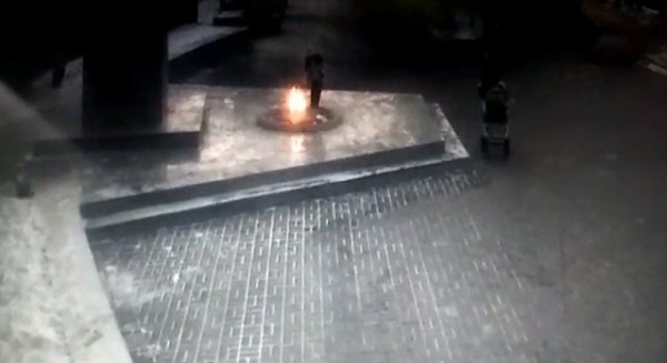 Полицейские установили личность оренбурженки, дети которой потушили &laquo;Вечный огонь&raquo;