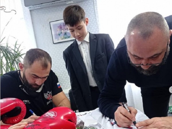 Олимпийские чемпионы по боксу посетили школу-интернат в Оренбурге